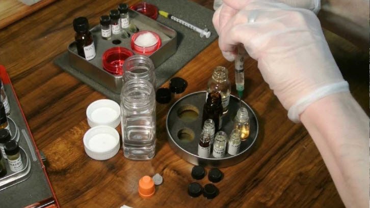 Pha chế tinh dầu vape: Hành trình từ đam mê đến thành công pha chế tinh dầu
