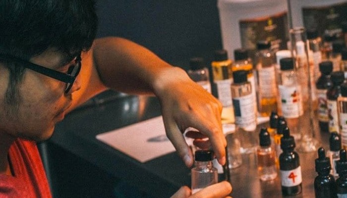 Pha chế tinh dầu vape: Hành trình từ đam mê đến thành công pha chế tinh dầu