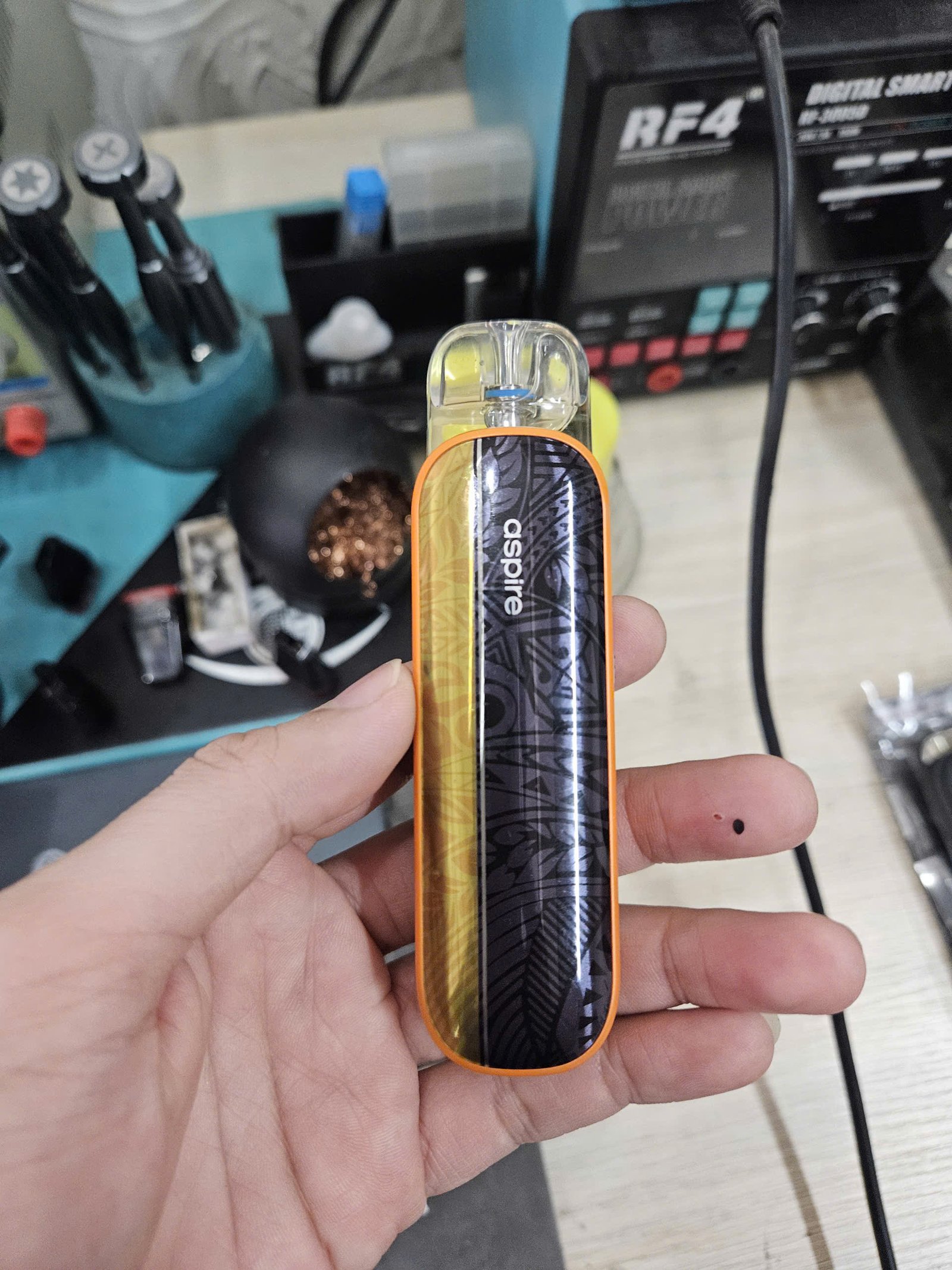 Aspire Pixo được kiểm tra cổng sạc và mạch nguồn