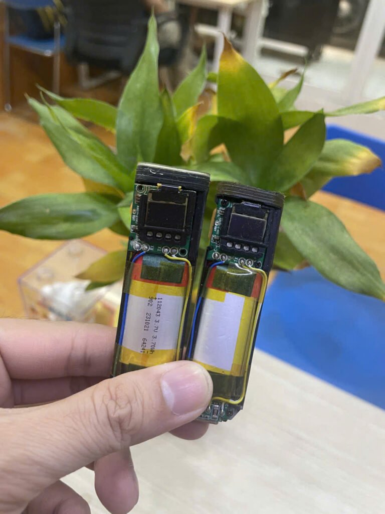 Hai thân máy xlim đang tháo pin để so sánh trong quá trình sửa chữa